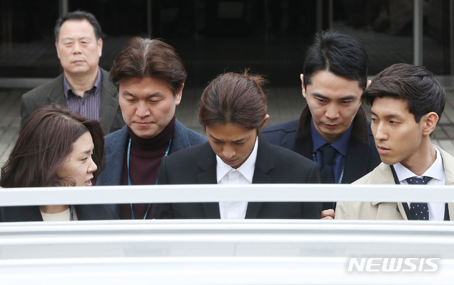 【서울=뉴시스】이윤청 수습기자 = 성폭력범죄의 처벌 등에 관한 특례법 위반(카메라 등 이용 촬영) 혐의를 받고 있는 가수 정준영이 영장실질심사를 마치고 21일 서울 서초구 서울중앙지법을 나서고 있다. 2019.03.21. radiohead@newsis.com