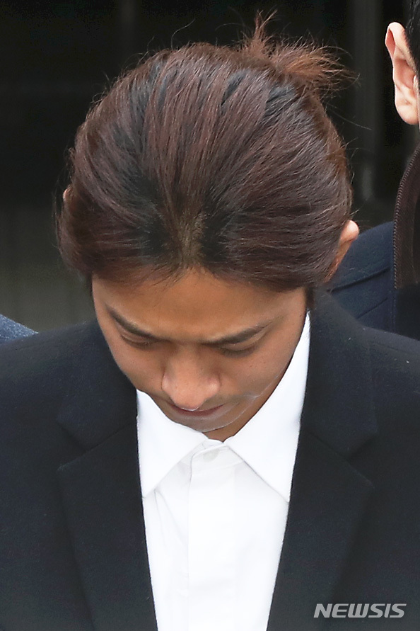 【서울=뉴시스】이윤청 수습기자 = 성폭력범죄의 처벌 등에 관한 특례법 위반(카메라 등 이용 촬영) 혐의를 받는 가수 정준영(30)씨가 구속됐다. 2019.03.21. radiohead@newsis.com