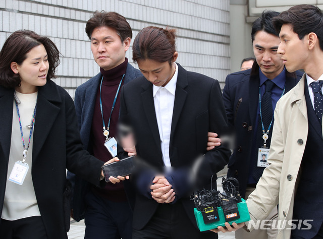 【서울=뉴시스】김진아 기자 = 성폭력범죄의 처벌 등에 관한 특례법 위반(카메라 등 이용 촬영) 혐의를 받고 있는 가수 정준영이 21일 서울 서초구 서울중앙지방법원에서 영장실질심사를 마친 후 법원을 나서고 있다. 2018.03.21.&nbsp; bluesoda@newsis.com