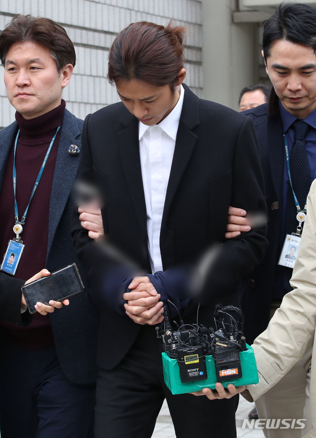 【서울=뉴시스】김진아 기자 = 성폭력범죄의 처벌 등에 관한 특례법 위반(카메라 등 이용 촬영) 혐의를 받고 있는 가수 정준영이 21일 서울 서초구 서울중앙지방법원에서 영장실질심사를 마친 후 법원을 나서고 있다. 2018.03.21.&nbsp; bluesoda@newsis.com