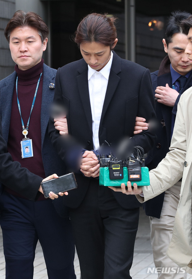 【서울=뉴시스】김진아 기자 = 성폭력범죄의 처벌 등에 관한 특례법 위반(카메라 등 이용 촬영) 혐의를 받고 있는 가수 정준영이 21일 서울 서초구 서울중앙지방법원에서 영장실질심사를 마친 후 법원을 나서고 있다. 2018.03.21.&nbsp; bluesoda@newsis.com