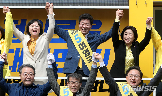 【창원=뉴시스】추상철 기자 = 4.3 보궐선거 공식 선거운동이 시작된 21일 오전 경남 창원시 성산구 반송시장에서 지원유세에 나선 정의당 이정미 대표가 여영국 국회의원 후보와 함께 지지를 호소하고 있다. 이정미(왼쪽부터) 대표, 여영국 후보, 심상정 의원. 2019.03.21.&nbsp; scchoo@newsis.com