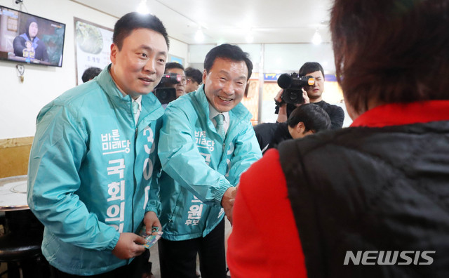 【창원=뉴시스】추상철 기자 = 4.3 보궐선거 공식 선거운동이 시작된 21일 오전 경남 창원시 성산구 상남시장 내 식당에서 지원유세에 나선 바른미래당 손학규 대표가 이재환 국회의원 후보와 함께 상인을 만나 지지를 호소하고 있다. 2019.03.21. scchoo@newsis.com