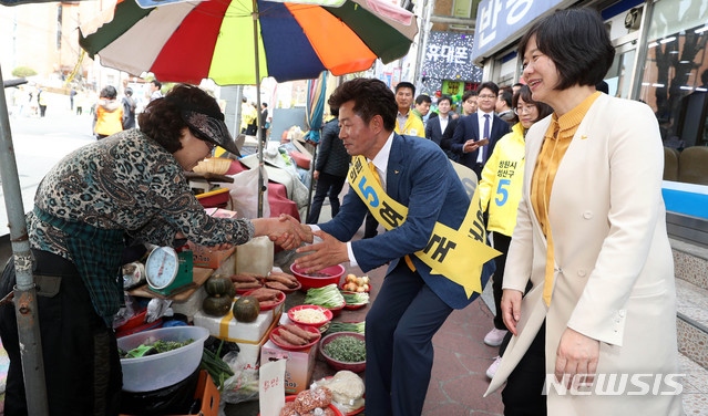 【창원=뉴시스】추상철 기자 = 4.3 보궐선거 공식 선거운동이 시작된 21일 오전 경남 창원시 성산구 반송시장에서 지원유세에 나선 정의당 이정미 대표가 여영국 국회의원 후보와 함께 지지를 호소하고 있다. 2019.03.21. scchoo@newsis.com