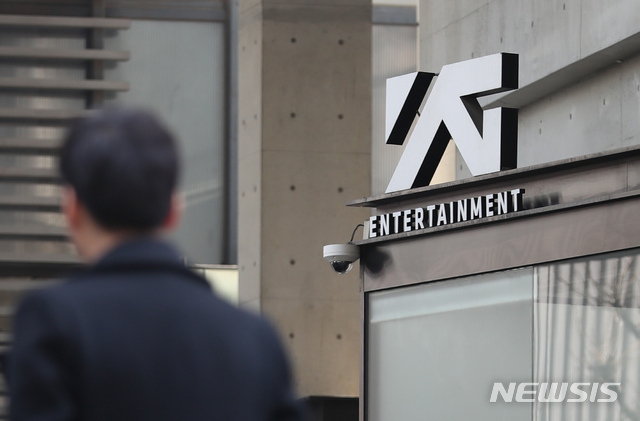 【서울=뉴시스】고승민 기자 = 국세청이 YG엔터테인먼트를 상대로 세무조사에 착수한 것으로 알려진 21일 서울 마포구 YG엔터테인먼트 사옥 모습. YG는 성접대 의혹으로 경찰 조사를 받고 있는 그룹 '빅뱅' 출신 승리(29)가 몸 담은 곳이다. 서울지방국세청은 20일 서울 합정동 YG 사옥에 조사관을 투입해 세무조사에 필요한 재무와 회계 서류 등을 확보했다.&nbsp; 최근 양현석(49) YG 대표가 승리 소유로 알려진 서울 서교동 클럽 '러브 시그널'의 실소유주라는 의혹과 함께 유흥업소를 일반음식점으로 등록해 탈세했다는 의혹이 제기된 영향으로 풀이된다. 2019.03.21. kkssmm99@newsis.com