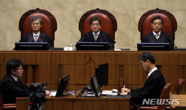 【서울=뉴시스】이윤청 수습기자 = 21일 오후 서울 서초구 대법원 대법정에서 김명수 대법원장을 비롯한 대법관들이 여순사건 재심 인용 결정에 대한 재항고 등 전원합의체 판결을 위해 앉아 있다. 2019.03.21.&nbsp; radiohead@newsis.com