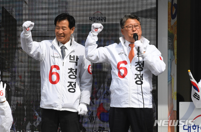 【통영=뉴시스】차용현 기자 = 4.3 국회의원 보궐선거 공식적인 선거운동 첫날인 21일 오후 경남 통영시 북신동 농협중앙회 앞 도로에서 대한애국당 박청정 후보(왼쪽)와 조원진 대표가 선거챠량에 올라 지지를 호소하고 있다. 2019.03.21.&nbsp; con@newsis.com