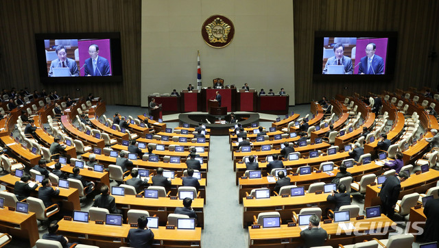 【서울=뉴시스】홍효식 기자 = 이낙연 국무총리가 21일 오후 서울 여의도 국회에서 열린 본회의에서 더불어민주당 최운열 의원의 경제에 관한 대정부질문에 답하고 있다. 2019.03.21. yesphoto@newsis.com