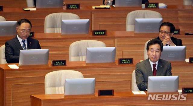 【서울=뉴시스】박영태 기자 = 21일 서울 영등포구 여의도 국회에서 열린 제367회국회(임시회) 제7차 본회의 대정부질문에서 이낙연 총리와 홍남기 경제부총리가 자리에 앉아 있다. 2019.03.21.since1999@newsis.com