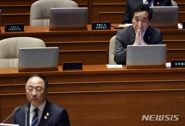 【서울=뉴시스】박영태 기자 = 21일 서울 영등포구 여의도 국회에서 열린 제367회국회(임시회) 제7차 본회의 대정부질문에서 이낙연 총리가 홍남기 경제부총리의 답변을 듣고 있다. 2019.03.21.since1999@newsis.com