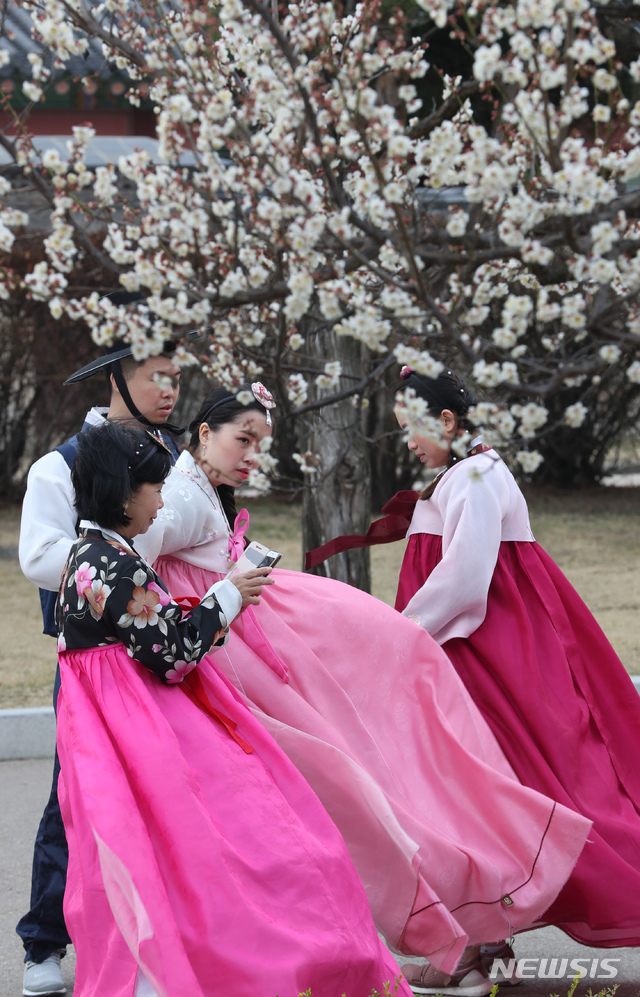 【서울=뉴시스】고승민 기자 = 낮과 밤의 길이가 같아진다는 춘분(春分)인 21일 서울 국립민속박물관을 찾은 관광객들이 활짝 핀 매화꽃 아래에서 즐거운 시간을 보내고 있다. 2019.03.21. kkssmm99@newsis.com