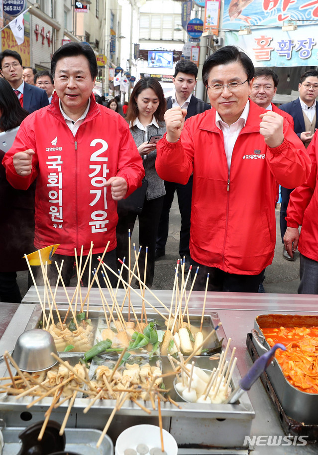 【창원=뉴시스】추상철 기자 = 4.3 보궐선거 공식 선거운동이 시작된 21일 오전 경남 창원시 성산구 반송시장에서 지원유세에 나선 자유한국당 황교안 대표가 강기윤 국회의원 후보와 함께 지지를 호소하고 있다. 2019.03.21. scchoo@newsis.com