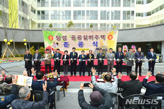 【장성=뉴시스】이창우 기자 = 지난 3월21일 전남 장성군·읍의 미래형 노인복지주택 모델이 될 '누리타운' 준공식 모습. 2019.03.21 (사진=장성군 제공) photo@newsis.com