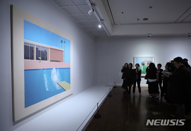【서울=뉴시스】조수정 기자 = 21일 오후 서울 중구 서소문동 서울시립미술관에서 열린 데이비드 호크니 전시 기자간담회에서 참석자들이 전시작품을 보고 있다. 데이비드 호크니는 작품 '예술가의 초상'이 2018년 11월 뉴욕 크리스티 경매에서 1018억원에 낙찰됐다. 이는 생존 작가 작품 중 최고가 기록이다. 2019.03.21. chocrystal@newsis.com