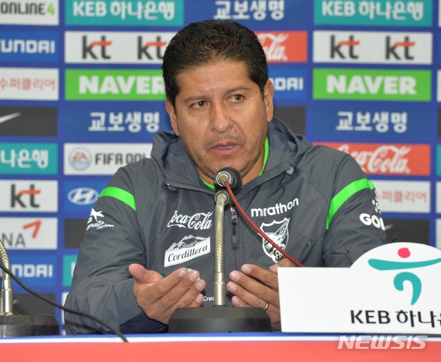 【울산=뉴시스】배병수 기자 = 에두아르도 빌예가스 볼리비아 축구 국가대표팀 감독이 한국 축구대표팀과 평가전을 하루 앞둔 21일 오후 울산시 남구 문수축구경기장에서 열린 공식기자회견에서 취재진의 질문에 답변하고 있다. 2019.03.21. bbs@newsis.com.