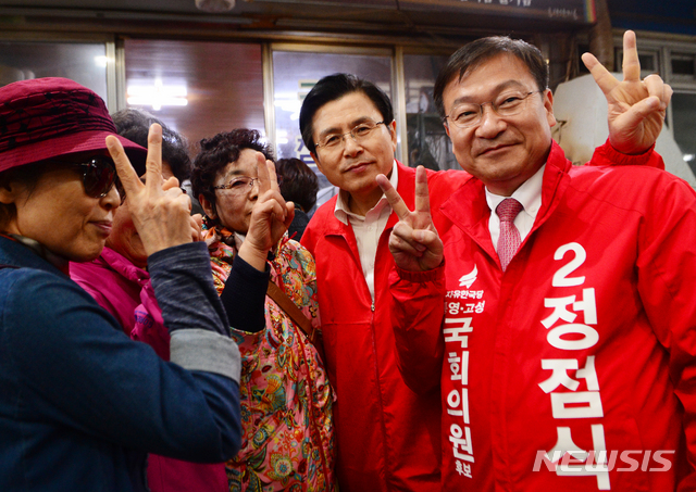 【통영=뉴시스】차용현 기자 = 4.3 국회의원 보궐선거 공식 선거운동 개시일인 21일 오후 경남 통영시 북신시장에서 지원유세에 나선 자유한국당 황교안 대표가 정점식 후보와 함께 시민들과 기념촬영을 하고 있다. 2019.03.21.&nbsp; con@newsis.com