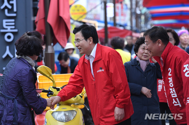 【통영=뉴시스】차용현 기자 = 4.3 국회의원 보궐선거 공식 선거운동 개시일인 21일 오후 경남 통영시 북신시장에서 지원유세에 나선 자유한국당 황교안 대표가 정점식 후보와 함께 지지를 호소하고 있다. 2019.03.21.&nbsp; con@newsis.com