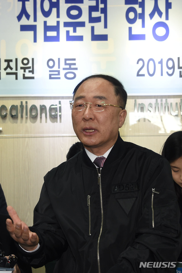 홍남기 "미세먼지 추경 검토…규모는 아직 협의 안돼"