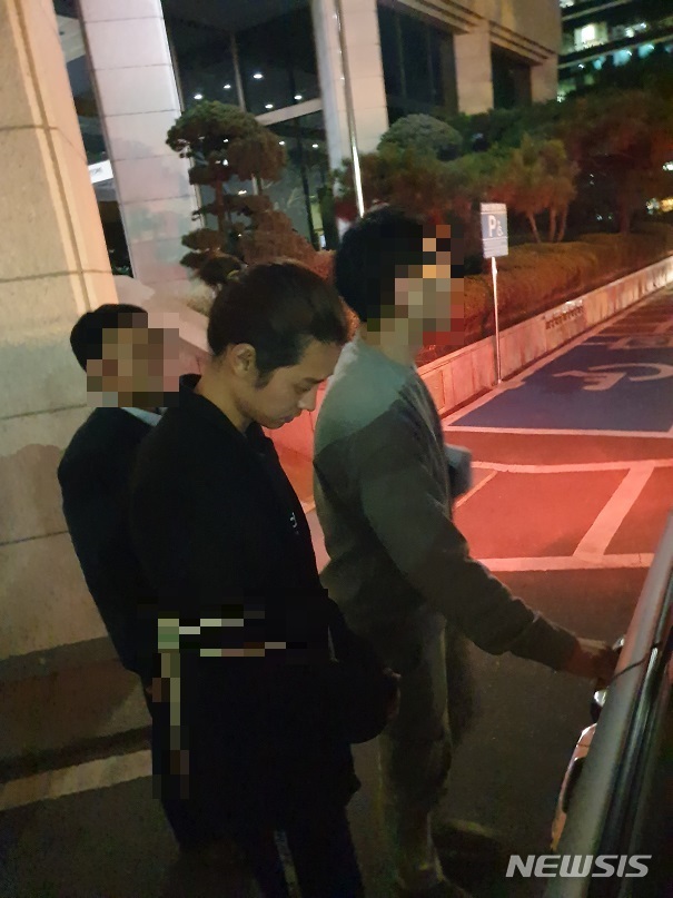 【서울=뉴시스】이준호 수습기자 = 성폭력범죄의 처벌 등에 관한 특례법 위반(카메라 등 이용 촬영) 혐의를 받고 있는 가수 정준영(30)씨가 22일 오후 서울경찰청 광역수사대에서 피의자 신분으로 조사를 받은 후 서울 종로경찰서 유치장으로 돌아가고 있다. 정씨는 21일 구속영장이 발부됐다. 2019.03.22. 