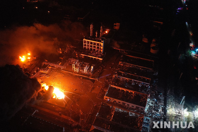 【옌청(중 장쑤성)=신화/뉴시스】21일 폭발사고가 발생한 중국 장쑤성 옌청(鹽城)시의 한 화학공장 내 불길이 남아있는 모습. 이번 사고의 사망자는 22일 12명으로 늘었다. 2019.03.22 