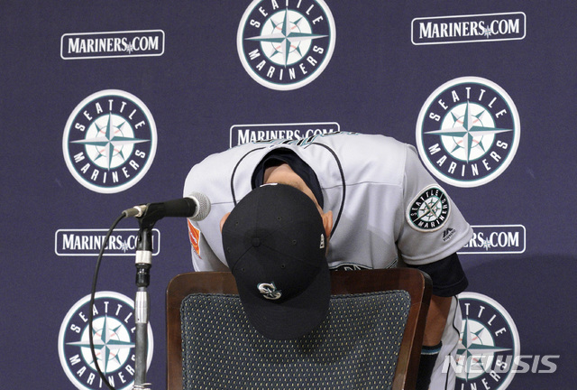 【도쿄=AP/뉴시스】 현역 은퇴를 결심한 스즈키 이치로(시애틀 매리너스)가 22일 일본 도쿄돔에서 열린 오클랜드 애슬레틱스와의 경기를 마친 뒤 열린 은퇴 기자회견에서 고개숙여 인사하고 있다. 2019.03.22