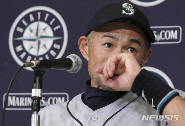 【도쿄=AP/뉴시스】 현역 은퇴를 결심한 스즈키 이치로(시애틀 매리너스)가 22일 일본 도쿄돔에서 열린 오클랜드 애슬레틱스와의 경기를 마친 뒤 은퇴 기자회견을 하고 있다. 2019.03.22