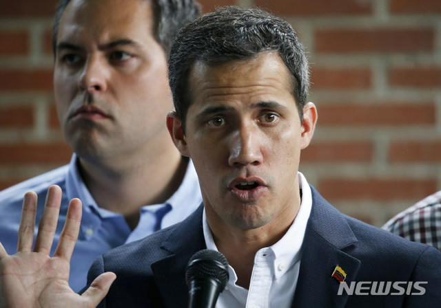 【카라카스=AP/뉴시스】베네수엘라 야당 지도자인 후안 과이도 국회의장이 21일(현지시간) 카라카스에서 기자회견을 열고 있다. 과이도 의장은 베네수엘라 정권이 나약하다며 자신을 체포하지 못할 것이라고 말했다. 2019.03.22