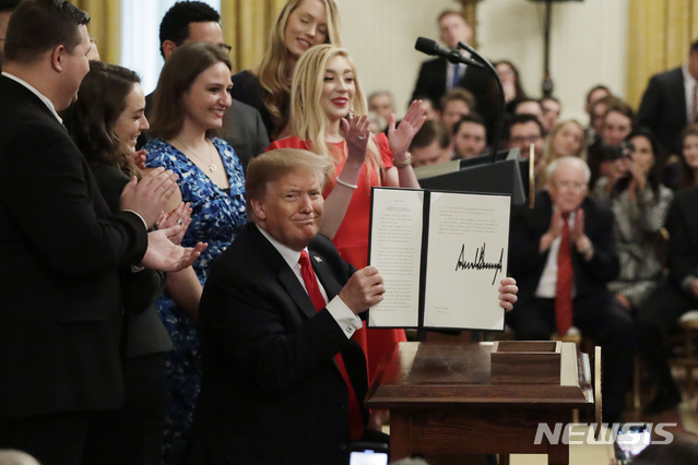 【워싱턴=AP/뉴시스】도널드 트럼프 미국 대통령이 21일(현지시간) 백악관에서 대학내 표현자유를 침해할 경우 연방 지원금을 삭감하는 내용의 행정명령에 서명했다. 2019.03.22