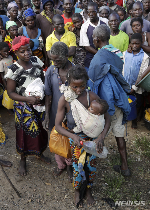 【나마탄다 (모잠비크)= AP/뉴시스】 지난 해 3월 모잠비크의 사이클론 이다이 피해지역에서 유엔 세계식량계획의 급식소 앞에 줄을 서서 기다리는 수재민들. 아프리카 남부 지역 9개국 가운데 여섯 나라는 6개월을 버티기 힘들 정도로 식량난과 기아 위기에 놓여있다고 유엔이 31일 발표했다.