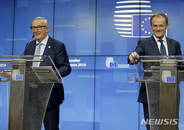  【브뤼셀(벨기에)=AP/뉴시스】도날트 투스크 유럽연합(EU) 정상회의 상임의장(오른쪽)이 21일 벨기에의 EU 본부에서 EU 정상회담 후 장-클로드 융커 집행위원장과 공동 기자회견을 열고 있다. EU는 이날 영국 의회가 다음주 영국과 EU 간 브렉시트 합의안을 승인할 것을 전제로 오는 29일로 예정된 브렉시트를 5월22일까지 연기하기로 했다. 그러나 의회가 또 합의안을 거부하면 연기는 4월12일까지 2주 간으로 국한된다. 2019.3.22 