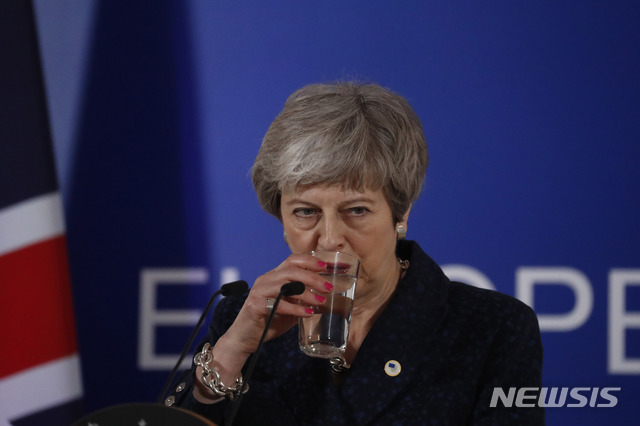 【브뤼셀=AP/뉴시스】테리사 메이 영국 총리가 21일(현지시간) 브뤼셀의 유럽연합(EU) 본부에서 기자회견을 하면서 물을 마시고 있다. 메이 총리는 이날 영국 의회가 브렉시트 안을 승인한다는 전제로 브렉시트를 5월22일까지 연기하는 EU의 제안을 받아들였다. 그는 합의 속 브렉시트 실현을 위해 모든 노력을 하겠으나 의회가 또다시 합의안을 거부하면 노딜 브렉시트를 선택할 것이라고 말했다. 2019.3.22.