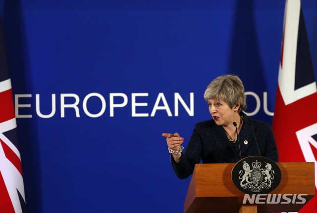 【브뤼셀=AP/뉴시스】테리사 메이 영국 총리가 21일(현지시간) 브뤼셀의 유럽연합(EU) 본부에서 기자회견을 하고 있다. 메이 총리는 이날 영국 의회가 브렉시트 안을 승인한다는 전제로 브렉시트를 5월22일까지 연기하는 EU의 제안을 받아들였다.&nbsp; 그는 합의 속 브렉시트 실현을 위해 모든 노력을 하겠으나 의회가 또다시 합의안을 거부하면 노딜 브렉시트를 선택할 것이라고 말했다. 2019.3.22.