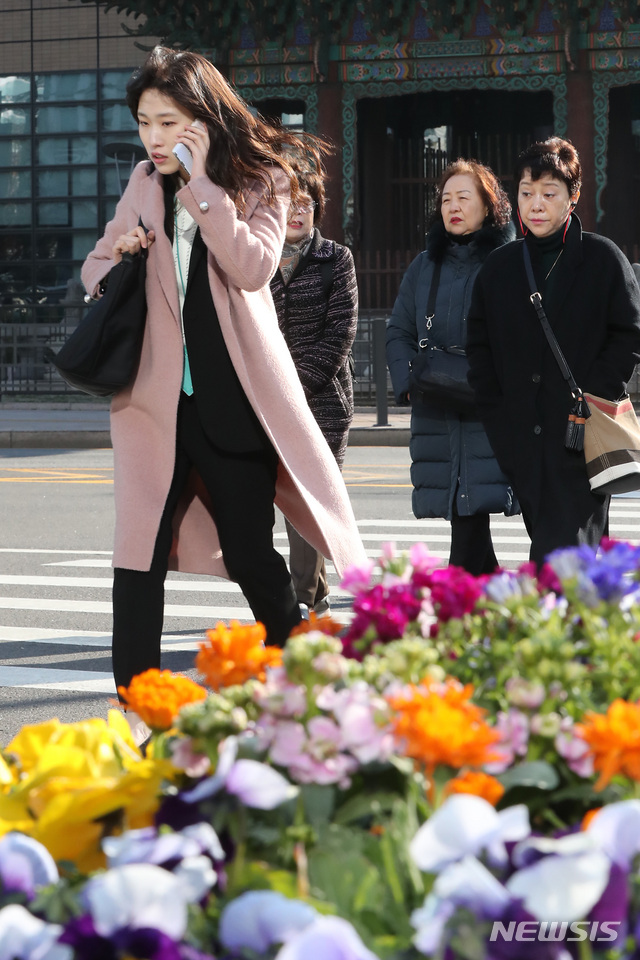 【서울=뉴시스】이윤청 수습기자 = 꽃샘추위가 찾아오며 중부내륙과 전북 지역에 한파주의보가 내려진 지난 22일 오전 서울 종로구 광화문광장 인근에서 시민들이 출근길 발걸음을 재촉하고 있다. 2019.03.22. radiohead@newsis.com