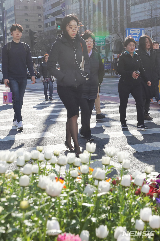 【서울=뉴시스】이윤청 수습기자 = 꽃샘추위가 찾아오며 중부내륙과 전북 지역에 한파주의보가 내려진 22일 오전 서울 종로구 광화문광장 인근에서 시민들이 출근길 발걸음을 재촉하고 있다.  2019.03.22. radiohead@newsis.com