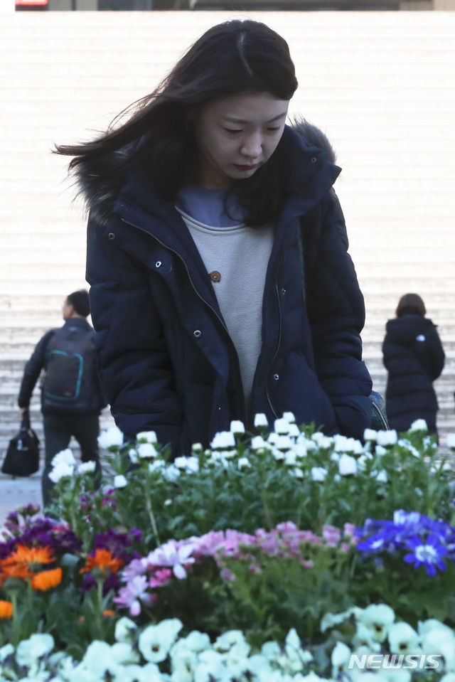 【서울=뉴시스】이윤청 수습기자 = 꽃샘추위가 찾아오며 중부내륙과 전북 지역에 한파주의보가 내려진 22일 오전 서울 종로구 광화문광장 인근에서 시민들이 출근길 발걸음을 재촉하고 있다. 2019.03.22. radiohead@newsis.com