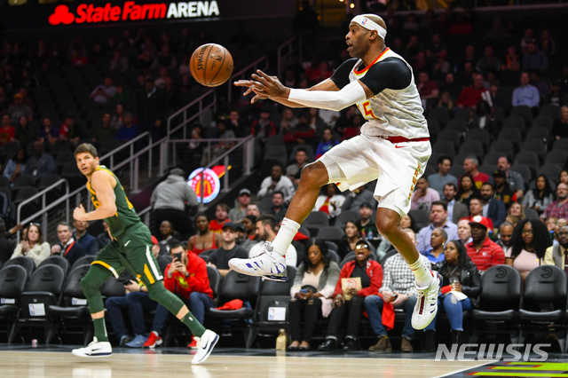 【애틀란타=AP/뉴시스】지난 3월21일 조지아주 애틀란타에서 열린 미프로농구(NBA) 경기에서 애틀란타 호크스의 빈스 카터(42) 선수가 동료에게 패스하고 있다. 2019.10.04