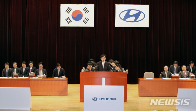 【서울=뉴시스】박미소 수습기자 = 22일 오전 서울 서초구 현대자동차 본사에서 열린 '제51기 정기 주주총회'에서 의장인 이원희 현대자동차 사장이 인사말을 하고 있다.2019.03.22.&nbsp;&nbsp;&nbsp; misocamera@newsis.com