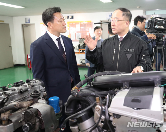 【부천=뉴시스】 전진환 기자 = 홍남기 경제부총리 겸 기획재정부장관이 22일 오전 제13차 현장방문·소통라운드테이블의 일환으로 경기도 부천시 부천직업전문학교를 방문해 김영규 이사장과 대화하고 있다. 2019.03.22. amin2@newsis.com