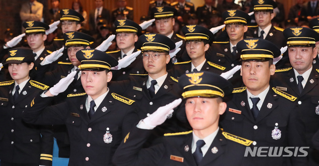 【천안=뉴시스】지난 3월 22일 오전 충남 천안 중앙소방학교에서 열린 소방간부후보생 졸업 및 임용식에서 졸업생들이 경례하고 있다. (사진= 뉴시스 DB)