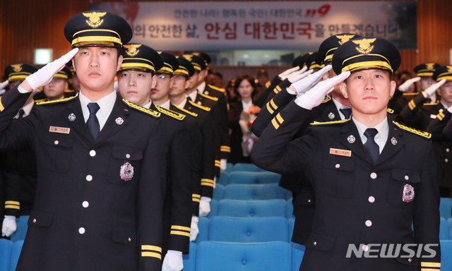 【천안=뉴시스】강종민 기자 = 22일 오전 충남 천안 중앙소방학교에서 열린 소방간부후보생 졸업 및 임용식에서 졸업생들이 경례하고 있다. 2019.03.22.&nbsp; ppkjm@newsis.com