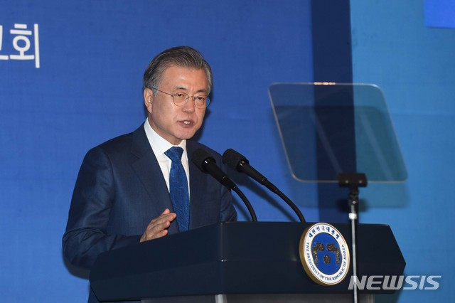 【대구=뉴시스】박진희 기자 = 문재인 대통령이 22일 대구시 달성군 현대로보틱스에서 열린 로봇산업 육성전략보고회에 참석해 인사말을 하고 있다. 2019.03.22.&nbsp; pak7130@newsis.com