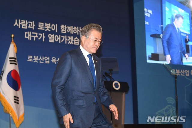 【대구=뉴시스】박진희 기자 = 문재인 대통령이 22일 대구시 달성군 현대로보틱스에서 열린 로봇산업 육성전략보고회에 참석해 인사말을 한 뒤 단상에서 내려오고 있다. 2019.03.22.&nbsp; pak7130@newsis.com