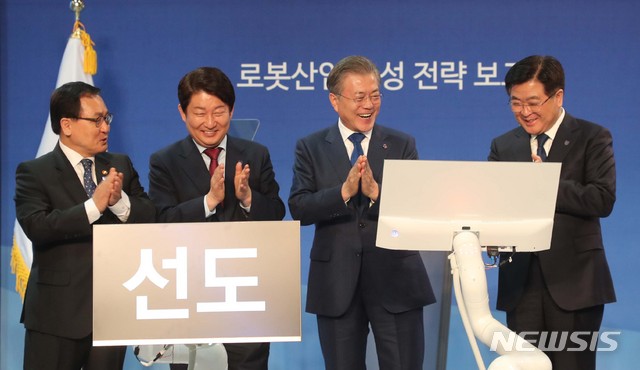 【대구=뉴시스】박진희 기자 = 문재인 대통령이 22일 대구시 달성군 현대로보틱스에서 열린 로봇산업 육성전략보고회에서 협동로봇 퍼포먼스를 하고 있다. 2019.03.22. pak7130@newsis.com