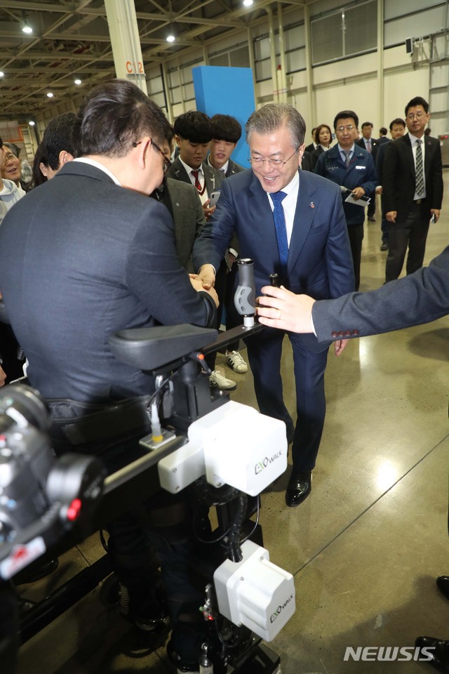 【대구=뉴시스】박진희 기자 = 문재인 대통령이 22일 대구시 달성군 현대로보틱스에서 열린 로봇산업 육성전략보고회에서 로봇 시연을 관람하고 있다. 2019.03.22.&nbsp; pak7130@newsis.com
