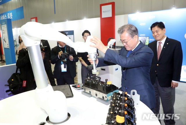 【대구=뉴시스】박진희 기자 = 문재인 대통령이 22일 대구시 달성군 현대로보틱스에서 열린 로봇산업 육성전략보고회에서 제조용 로봇 시연을 하고 있다. 2019.03.22.&nbsp; pak7130@newsis.com