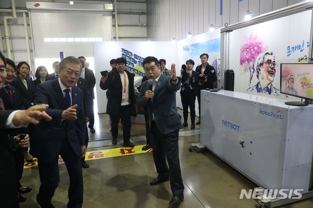 【대구=뉴시스】박진희 기자 = 문재인 대통령이 22일 대구시 달성군 현대로보틱스에서 열린 로봇산업 육성전략보고회에서 벽 로봇 시연을 관람하고 있다. 2019.03.22. pak7130@newsis.com