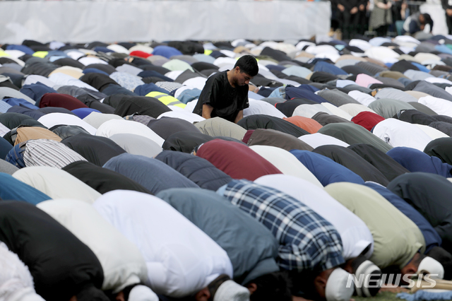 사우디, 기도시간 영업행위 격렬한 찬반 논쟁