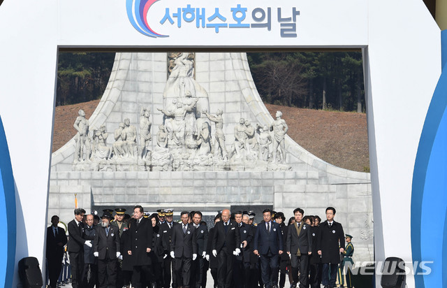 【대전=뉴시스】 함형서 기자 = 이낙연 국무총리가 22일 오전 대전 유성구 국립대전현충원 현충광장에서 열린 제4회 서해수호의 날 기념식에 참석해 참배를 마치고 나오고 있다. 2019.03.22. foodwork23@newsis.com