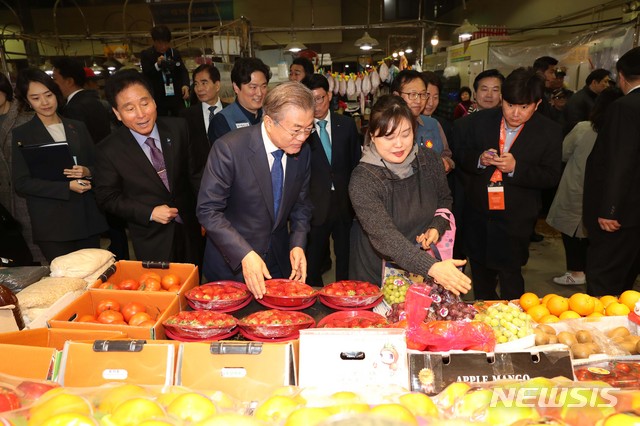 【대구=뉴시스】박진희 기자 = 문재인 대통령이 22일 대구시 북구 칠성종합시장에서 물건을 구입하며 상인과 대화를 하고 있다. 2019.03.22.&nbsp; pak7130@newsis.com