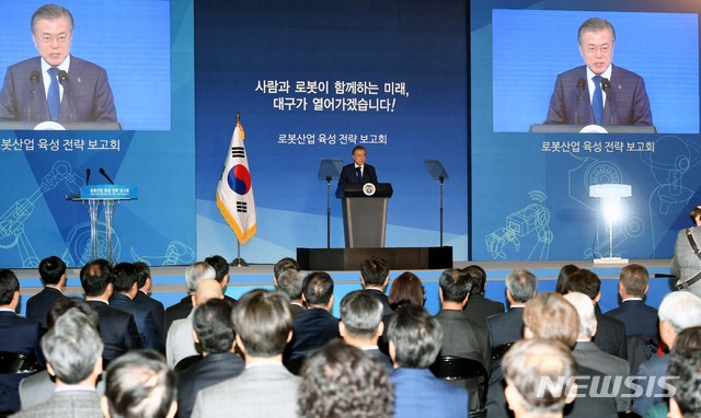 【대구=뉴시스】박진희 기자 =문재인 대통령이 지난 22일 오전 '로봇산업육성 전략보고회'가 열린 대구 달성군 현대로보틱스에서 인사말을 하고 있다. 2019.03.25.&nbsp; pak7130@newsis.com